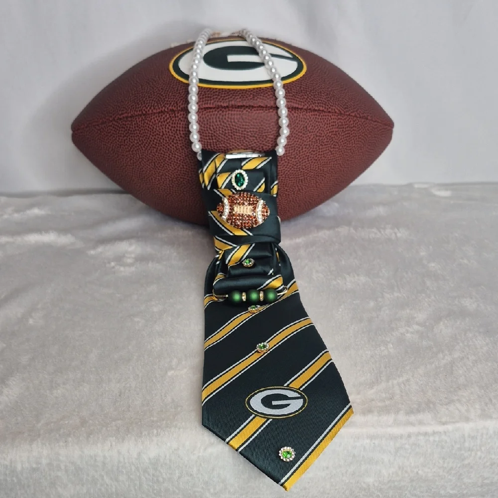 Handcrafted Luxury Fashion Necktie Necklace 📿 (PACKERS)